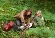 Johanna (Christine Neubauer) befreit den Hofrat Fritz (Siegfried Rauch) aus einer Wildfalle.