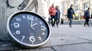 Wohin wird die Uhr gedreht? Eine Straßenumfrage in Wien will herausfinden, ob es die Österreicherinnen und Österreicher überhaupt noch wissen.