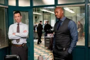 Det. Jalen Shaw (Mehcad Brooks, r.), Det. Frank Cosgrove (Jeffrey Donovan) +++ Die Verwendung des sendungsbezogenen Materials ist nur mit dem Hinweis und Verlinkung auf RTL+ gestattet.