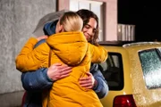 Till (Marinus Hohmann) drückt Vera (Sybille Waury) zum Abschied.