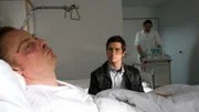 "Soko Kitzbühel", "Todesängste." Sein Wissen um die Ängste der Superreichen hat Dr. Florian Adam zu einem begehrten Psychiater gemacht. In Kitzbühel hat sich die Millionärin Heike Heinrich ihm anvertraut. Da wird Dr. Adam von seinem Bruder Alexander kontaktiert, der eindeutige Kontakte zur süditalienischen Mafia unterhält. als auf den Psychiater ein Attentat verübt wird, sieht es für die SOKO so aus, als ob die Mafia ihn zur Preisgabe von Patienten-Informationen nötigen will. Karin und Klaus wissen, dass dieser Fall eine Nummer zu groß für sie ist. Doch als Klaus' hochschwangere Freundin in das Fadenkreuz der Mafia gerät, kann er nicht anders, als sich auf ein Spiel mit dem Feuer einzulassen. Im Bild (v.li.): Eckhard Preuss (Dr. Florian Adam), Andreas Kiendl (Klaus Lechner), Tonio Arango (Felice Urso).