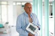 Wilsberg (Leonard Lansink) begibt sich in ein zwielichtiges Testlabor, das Arzneimittel an Freiwilligen testet.