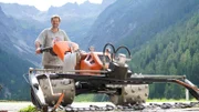 Bernhard Scheidle (Bergbauer und Gemeindearbeiter) mit seinem Motormäher