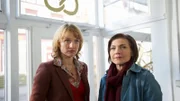 Bea Matthiesen (Christina Große, l.), die Frau des toten Bäckers, vermutet, dass ihr Mann Selbstmord begangen hat. Jana hat jedoch eine andere Theorie. Kommissarin Börensen (Claudia Schmutzler, r.) ermittelt.