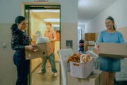 (v.li.): Claudia Kottal (Sandra Tichy), Felix Oitzinger (Marvin Senf), Selina Graf (Claudia Senf).
