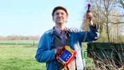 Adsche (Peter Heinrich Brix) nimmt das Waldrauschen in der Dulder Au für sein Radioprogramm auf.