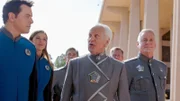 (v.l.n.r.) Ed (Seth MacFarlane); Kelly (Adrianne Palicki); Präfekt (John Rubinstein)
