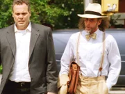 In einem komplizierten Fall eines Serienkillers holt Detective Goren (Vincent D'Onofrio, l.) den einst renommierten Profiler Gage (John Glover, r.) zum Tatort.