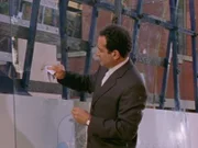Gesteuert von seinen Phobien kann Monk (Tony Shalhoub) nicht umhin, den Fleck, den er im Vorbeigehen auf einer Glasscheibe entdeckt hat, zu entfernen...