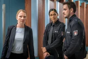 Miriam (Katja Studt, l.) möchte ihre Mutter entmündigen lassen, weil sie angeblich an Demenz leidet. Pinar (Aybi Era, M.) und Kris (Marc Barthel) fragen sich, ob es ihr tatsächlich um das Wohlergehen ihrer Mutter geht oder um deren Geld.
