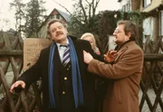 Der Kampf mit Marga (Marianne Sägebrecht) um die alte Villa schlägt Ohrmann (Gunter Berger, li.) auf die Nerven - Anwalt Hähnel (Maximilian Krückl) leistet erste Hilfe.