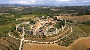 Schon den Pilgern im Mittelalter waren Orte wie Monteriggioni willkommene Stationen auf ihrem Weg von Canterbury nach Rom. Für die Pilger von heute kommt das Erkunden dieser Städte entlang der Via Francigena einer Zeitreise gleich. Schon den Pilgern im Mittelalter waren Orte wie Monteriggioni willkommene Stationen auf ihrem Weg von Canterbury nach Rom. Für die Pilger von heute kommt das Erkunden dieser Städte entlang der Via Francigena einer Zeitreise gleich.