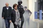 Wilsberg (Leonard Lansink, l.) und Asylbewerber Hemidi (Neil Malik Abdullah, r.) geraten durch den Leiter des Arzneimitteltestlabors in Lebensgefahr. Beide müssen von Hauptkommissarin Springer (Rita Russek, M.) und einem Polizeieinsatztrupp gerettet werden.