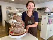 Zuckerbäckerin Christine Bergmayer präsentiert eine von ihr kreierte Hochzeitstorte.