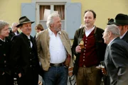 Hubert's angebliche Gesichtsstraffung ist Thema Nummer 1 beim Lansinger Maibaumaufstellen.