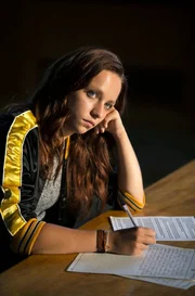 Rose (Molly Windsor) manipuliert Beweismittel, um ihre Erzfeindin zu belasten.