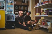Fred (Wilson Gonzalez, l.) und Konnopke (Alexander Finkenwirth, r.) planen ihren großen Durchbruch als Musiker.