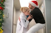 Irgendetwas scheint mit Miriam Schneider (Christina Petersen) im Fahrstuhl passiert zu sein. Als sie dann auch noch einem gutgelaunten Dr. Kai Hoffmann (Julian Weigend) mit einer Weihnachtsmütze in die Arme fällt, ist irre Verwirrung komplett.