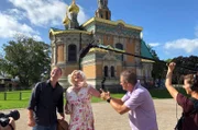 Tobi Kämmerer (links) mit der Darmstädter Stadtführerin Aurora de Meehl bei den Dreharbeiten.