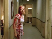 Alice (Emily Bergl) steht apathisch und regungslos vor dem Hotelzimmer. Wer hat ihrer Freundin den Schädel eingeschlagen?