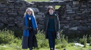 Generisches Motiv - DI Ruth Calder (Ashley Jensen) und Polizeichefin DI Tosh (Alison O'Donnell) ermitteln gemeinsam.
