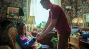 Weiß Nicks (Tom Lister, re.) verwirrte Mutter Sue (Clare Burt, li.) mehr als sie vorgibt?