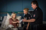 Hans (Bruno F. Apitz, r.) und Franzi (Rhea Harder-Vennewald, M.) bringen Ina Wieland (Kristina Pauls, l.) ihre Medikamente und bekommen von ihr bestätigt, dass sie Jens Meckel in einer Selbsthilfegruppe kennengelernt hat.