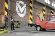 Fernsteuerungen sind nur was für Jungs! Ist das ein Vorurteil? Tommy Scheel will es herausfinden. Hat Maja die Fernsteuerung des Krans für die Autowäsche im Griff?