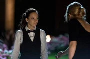 Rose (Molly Windsor, li.) inszeniert sich geschickt als Opfer.