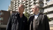 Die Kommissare Freddy Schenk (Dietmar Bär, r.), Max Ballauf (Klaus J. Behrendt, l.) sind dort, wo der mutmaßliche Täter Adrian Tarrach wohnt: in einer trostlosen Vorstadtsiedlung.