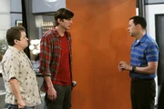 Alan (Jon Cryer, r.), Walden (Ashton Kutcher, M.) und Billy (Patton Oswalt, l.).