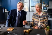 Barbara (Corinna Kirchhoff) und Henning Nittum (Max Herbrechter) werden von Hauptkommissar Jan Brockhorst befragt. Dass ihr Schwiegersohn tot ist, ist nicht nur persönlich, sondern auch wirtschaftlich eine Katastrophe.