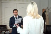David (Arne Rudolf, l.) zeigt Amelie (Lara-Isabelle Rentinck, r.) den Bescheid der Baubehörde.