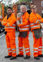 Die Drei von der Müllabfuhr im Einsatz: Tarik (Aram Arami), Werner (Uwe Ochsenknecht) und Ralle (Jörn Hentschel).