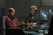Alex Rider (Otto Farrant) wird von Mrs. Jones (Vicky McClure) über die Vergangenheit seines toten Onkels informiert. Sie gibt ihm als Spionin einen wichtigen Auftrag.