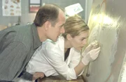 Die beiden Rechtsmediziner Dr. Robert Kolmaar (Ulrich Mühe) und Dr. Judith Sommer (Gesine Cukrowski) haben einen Gelbanteil entdeckt, in dem sich ein hoher Giftanteil befindet.