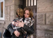 Abschied von der vertrauten Wohnung, Billy (Aglaia Szyskowitz) und Hannah (Vivien Sczesny) sind ein bisschen sentimental …