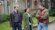 Noch immer gibt es keinen Hinweis auf die Identität der Toten aus dem See. Doch in Maik Ganzke  (Frank Witter, r.) finden die Ermittler Nils Theede (Jonas Laux, l.) und Katrin Börensen (Claudia Schmutzler, M.) endlich einen Zeugen, der sie vor ihrem Tod gesehen hat. Der Taxifahrer hat die elegante Asiatin vor zwei Tagen zum Friedhof gefahren. Was wollte sie dort?