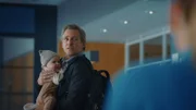 Kein leichter Job für Torsten Kaiser (René Steinke). Der Leiter der Moko muss Job und Betreuung seiner kleinen Tochter unter einen Hut bekommen.