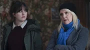 Das neue Ermittlerinnenduo: Tosh (Alison O'Donnell) mit der Shetland-Heimkehrerin DI Ruth Calder (Ashley Jensen). - Motiv Folge 1 -