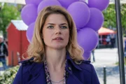 Svenja Weber (Annekathrin Bach), die vor der Toten mit dem Gärtnereibesitzer Knut Weber verheiratet war, ist bei der Bürgermeisterwahl im Alten Land die Gegenkandidatin von Bente Jansen.