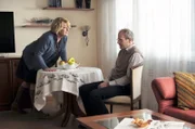 Gudrun (Saskia Vester, l.) ist in Rage und lässt ihren Emotionen gegenüber Frank (Thomas Limpinsel, r.) freien Lauf.