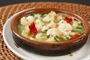 Eine beliebte Tapa (oder Vorspeise) ist „Gambas al Ajillo“ – in Olivenöl mit Knoblauch und getrockneten Chilis gebratene Babygarnelen – die hier im „La Casa del Abuelo“ serviert werden.