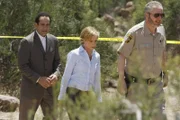 Monk (Tony Shalhoub, li.) und Natalie (Traylor Howard) wurden von dem Sheriff (Daniel Stern) des Ortes, in dem Monk ein Ufo gesehen haben will, um Mithilfe in einem Mordfall gebeten. Doch dabei geraten sie allesamt in tödliche Gefahr...  +++