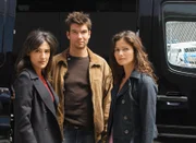 Serienmörderin Ryan Kessler (Alicia Coppola, l.) bietet ihre Hilfe an.