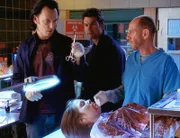 Zur Aufklärung eines Mordfalls müssen (v.l.) Nigel (Steve Valentine), Woody (Jerry O'Connell) und Garret (Miguel Ferrer) mühsam nach Indizien suchen.