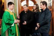 V.l.: Vater Philip (Jim Breuer), Kevin Gable (Kevin James), Donna Gable (Erinn Hayes), Terry Labasco (Kim Coates)