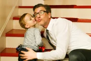 Christoph (Lars Korten, r.) beschäftigt sich mit Söhnen Henry.