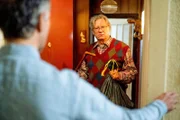 Tilo (Christoph Maria Herbst) zögert zu klingeln, zufällig öffnet Wolfgang (Hannes Hellmann) die Tür.