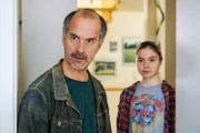 Tilo (Christoph Maria Herbst) und Alice Neumann (Hannah Schiller)